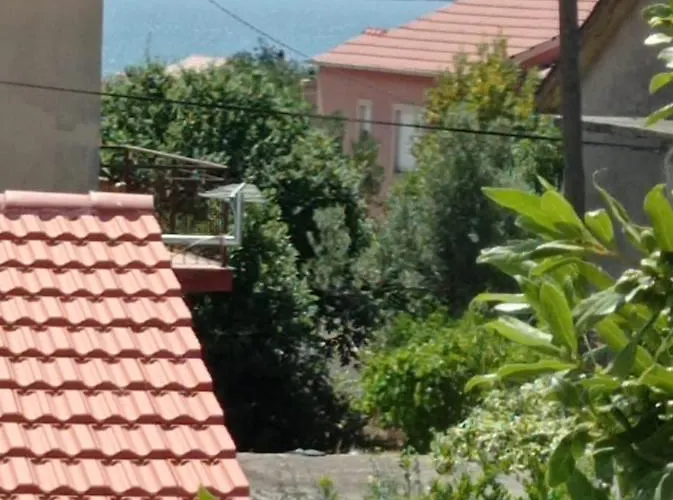 Ostanak kod kuće Ap Jurisic *