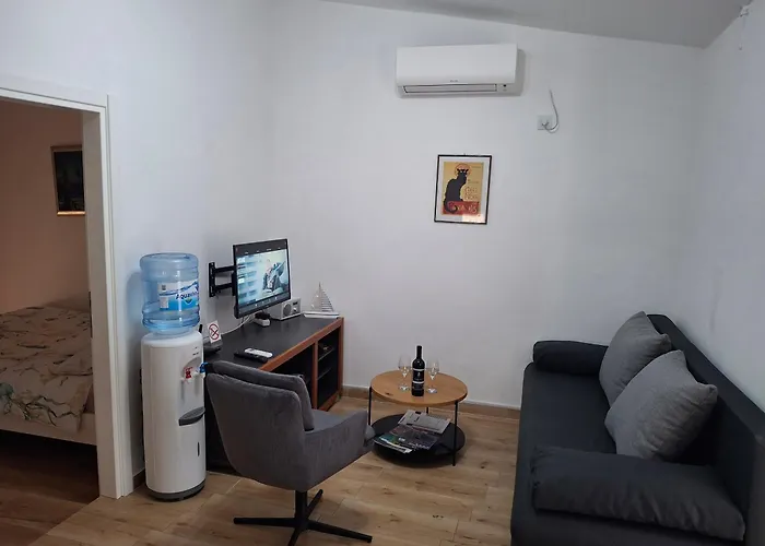 Ostanak kod kuće Ap Jurisic *